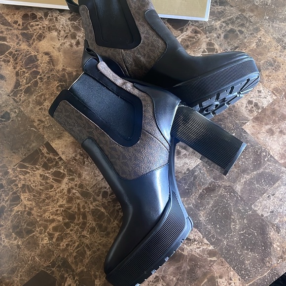 Michael Michael Kors Platform Chelsea Boot - Picture 6 of 9